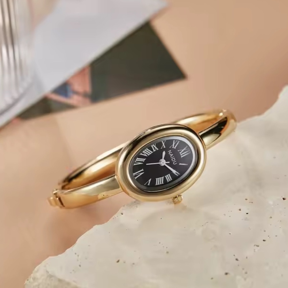 Baignoire Gold Oval Watch with Black Dial